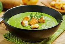 Крем-суп из брокколи с чесночными гренками.webp