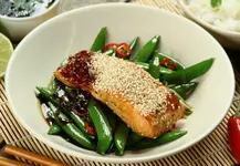 Лосось на пару с соусом терияки и стручковым горошком.webp