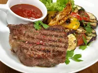 Говяжий стейк с печеными овощами.webp