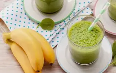 Смузи из шпината, банана и яблока.webp