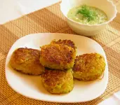 Овощные котлеты с соусом.webp