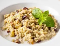 Каша из киноа с изюмом и орехами.webp