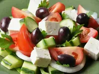 Греческий салат с фетой и оливками.webp