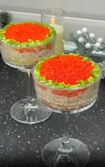 Салат в фужере с морепродуктами.webp