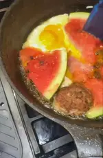Арбузы с яйцами жареные с котлетами.webp