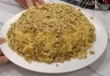 Слоеный салат с курицей и яблоком (1).webp