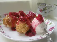 Пончики с клубничным соусом.webp