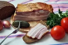 Сало приготовленное в луковой шелухе.webp