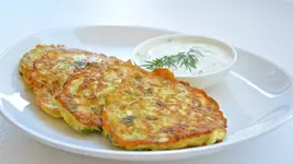 Оладьи из кабачков с сыром и чесноком.webp