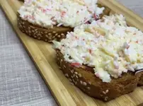 Самая простая закуска с крабовыми палочками.webp