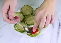 Сверху выкладываем красную икру.webp