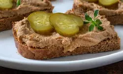 Бутерброд с паштетом и маринованным огурчиком.webp
