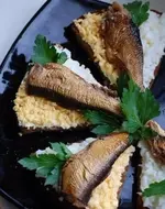 Чесночные гренки со шпротами и яйцом.webp