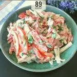 Аппетитный салат с крабовыми палочками и сладким перцем.webp