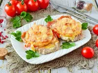Свинина, запеченная с ананасами и сыром.webp