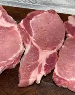 Мясо отбиваем, солим и перчим.webp