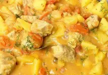 Картошка с мясом в овощной подливе.webp