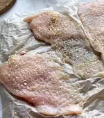 Отбиваем куриную грудку. Солим, перчим.webp