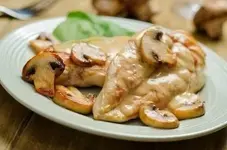Куриное филе в сливочно-грибном соусе.webp