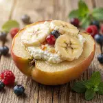 Запеченные яблоки с творогом и бананами.webp