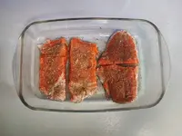Каждый кусочек я посыпал солью, молотой приправой 5 перцев, чеснок-травы, а также посыпал сух...webp