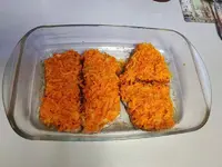 Достаём нашу маринованную в специях няшку и на каждый кусочек выкладываем жареные овощи и тон...webp