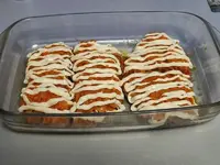 Достаём нашу маринованную в специях няшку и на каждый кусочек выкладываем жареные овощи и тон...webp