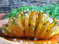 Картошка в гармошку с чесноком и зеленью.webp