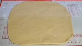 Берём кусочек и расскатываем прямоугольник теста.webp