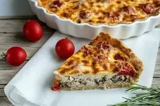 Киш с курицей и грибами на основе из отварного картофеля.webp