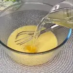 Добавьте растительное масло и молоко, тщательно перемешайте до однородности..webp