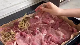 Мясо отбить, поперчить и посолить..webp