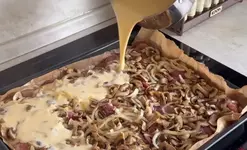 На противень выложите мясо, сверху разместите нарезанные лук, шампиньоны и помидоры. Полейте ...webp