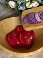 Нарезаем помидоры и синий лук.webp