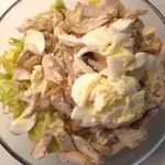 Салат с курицей и капустой.webp