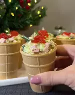 Оливье в вафельных стаканчиках.webp